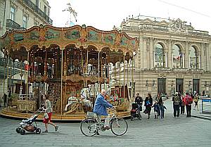 Die alte Oper säumt die Place de la Comédie ebenso wie zahlreiche Cafés.