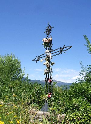 Der kleine verwilderte Friedhof birgt viele Erinnerungen.
