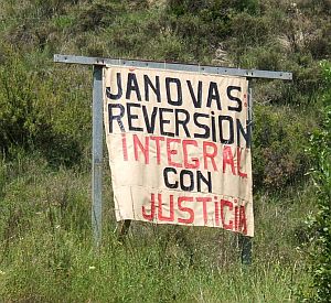 Die früheren Bewohner wollen ihr zerstörtes Heimatdorf nicht aufgeben und hoffen auf Rückgabe des Landes.
