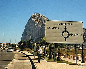 Der Felsen von Gibraltar ragt weithin sichtbar hoch aus dem Meer.