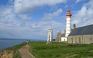 Die Landspitze Pointe Saint  Mathieu trägt die Ruinen einer alten Benediktinerabtei.